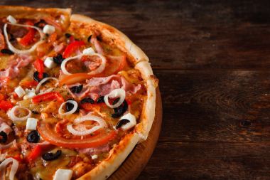 Dilimler halinde kesip pizza kapatın. İtalyan abur cubur.