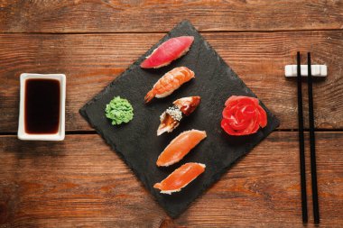 Japon suşi nigiri siyah barut, düz ayarlamak yatıyordu