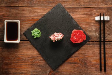 Japon suşi gunkan siyah barut, düz üzerinde yatıyordu