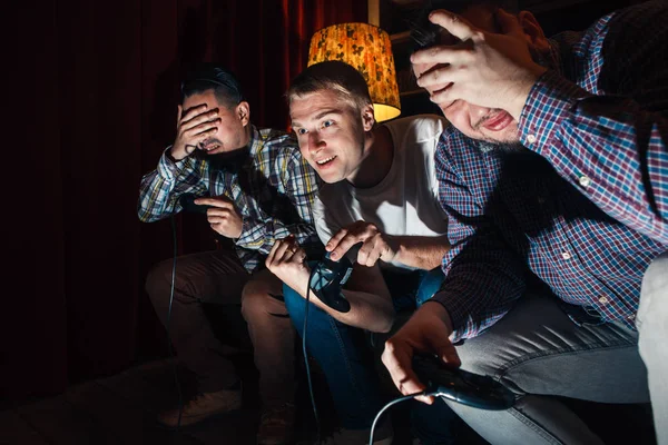 Três caras emocionais jogar videogame, competição — Fotografia de Stock