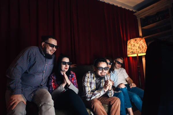 Jóvenes amigos felices en gafas 3d ver la televisión en casa — Foto de Stock