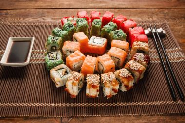 Renkli suşi uramaki set portre rulo. Gıda sanat