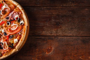 Ahşap masa, boş alan üzerinde sıcak iştah açıcı pizza.