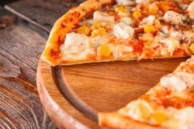 Ahşap masa üzerinde hizmet taze İtalyan pizza yakın çekim