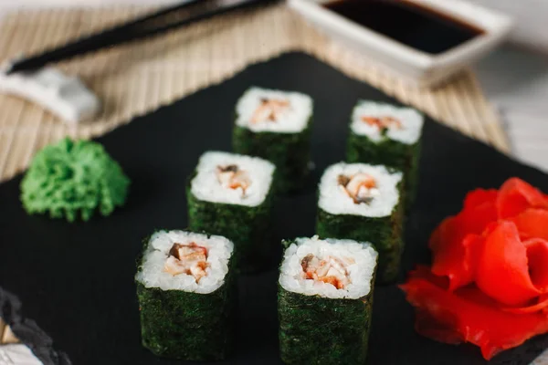Sushi. Cucina giapponese, cucina tradizionale, da vicino — Foto Stock