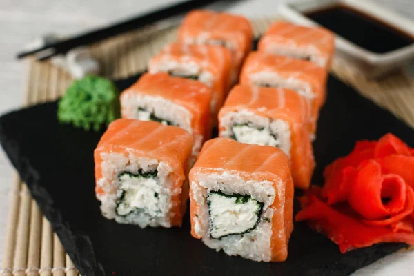 Involtini di salmone uramaki appetitosi. Sushi giapponese . — Foto Stock