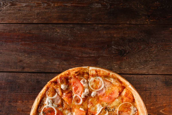 Вкусная вкусная пицца на деревянном столе. — стоковое фото