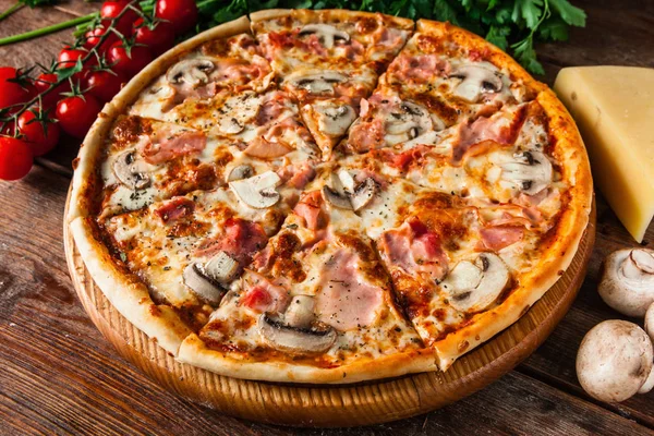 Pizza fresca con tocino y champiñones — Foto de Stock