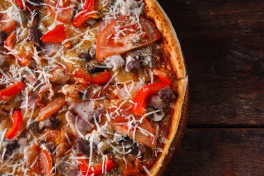 Ahşap rustik masa portre üzerinde sıcak lezzetli pizza