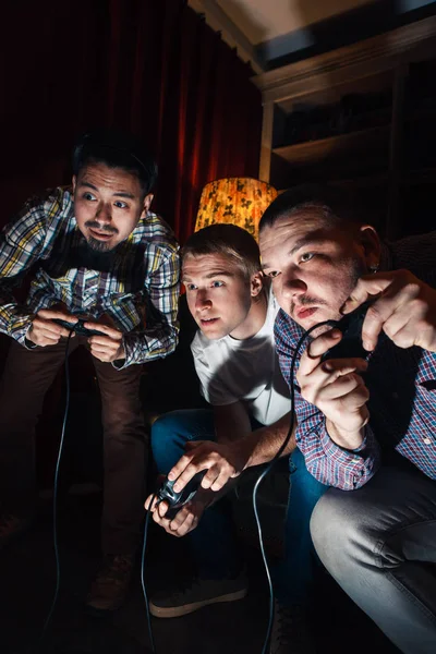 Torneo di videogiochi, giovani ragazzi giocano con joystick — Foto Stock