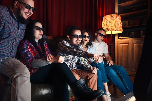 Cinco amigos emocionados ver la película en gafas 3d — Foto de Stock