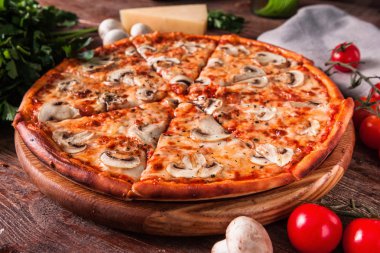 Mantar ahşap tabakta lezzetli taze pizza