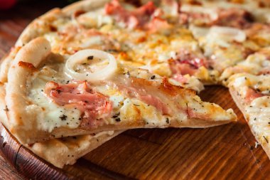 Pizza dilimleri, yukarıdan kesti. Abur cubur, kalori