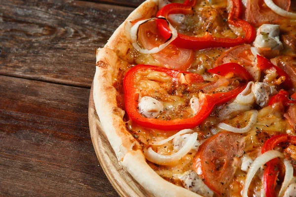 Свежая аппетитная пицца на деревянном столе, крупный план — стоковое фото