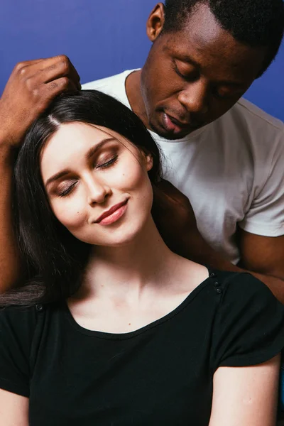 Noir homme caresse blanc femme cheveux, couple en amour — Photo