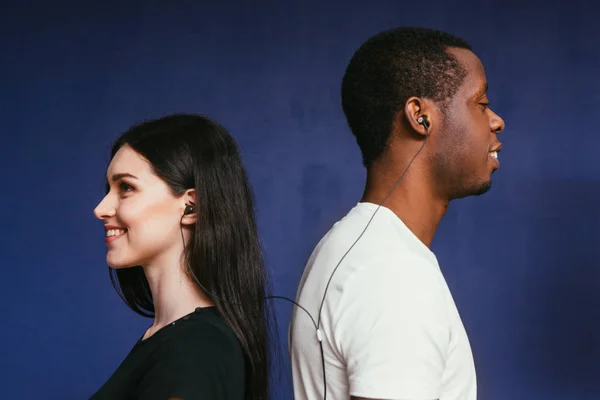 Glückliches junges Paar hört Musik über Kopfhörer — Stockfoto
