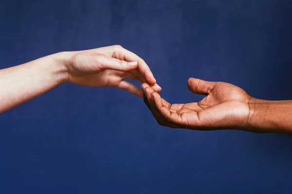 Relacionamento internacional, toque de mãos de amantes — Fotografia de Stock
