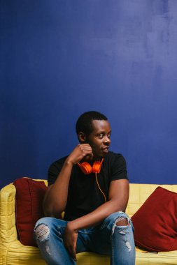 Düşünceli yalnız adam ev, hafta sonu Kanepeye otur