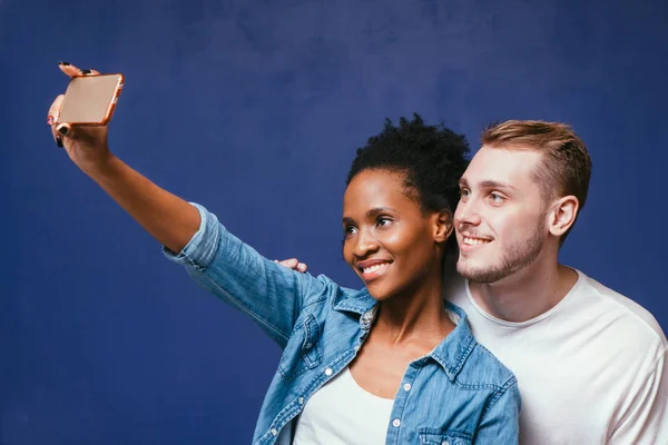 Feliz interracial pareja hacer selfie con móvil —  Fotos de Stock