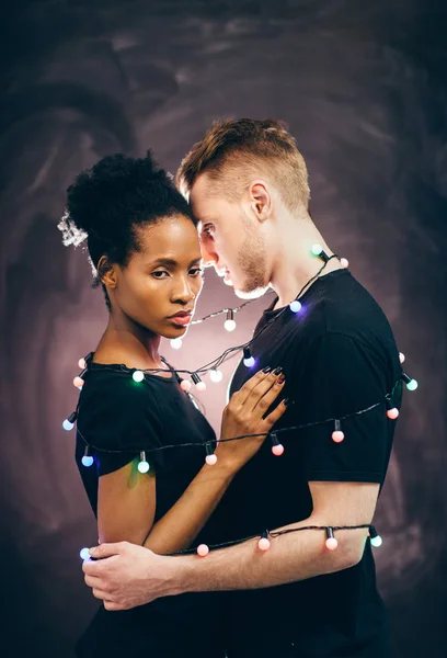 Jovens casais dançam juntos, amor e carinho — Fotografia de Stock