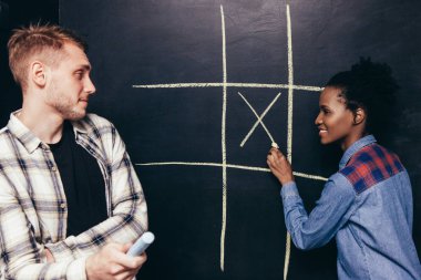 Interracial mutlu çift tic tac toe oyunu oyna