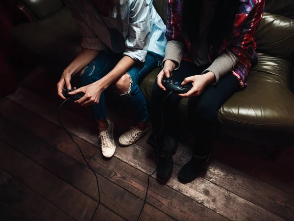 Meninas irreconhecíveis jogar videogame com joystick — Fotografia de Stock