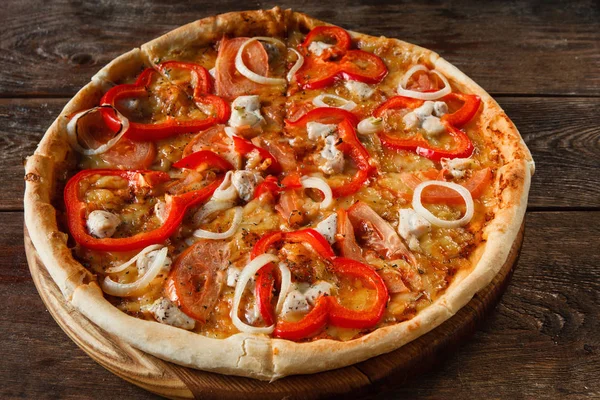 Аппетитная красочная свежая пицца на деревянном столе — стоковое фото
