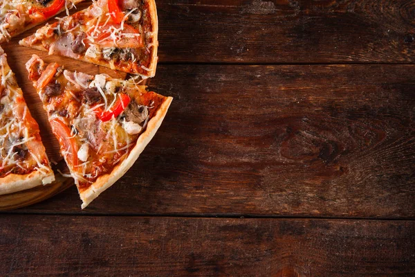 İtalyan yemeği arka plan. İştah açıcı pizza dilimleri.