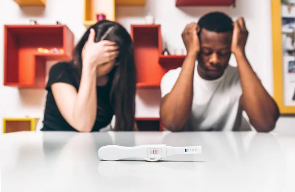 Pozitivní test, těhotenství. Pár zklamání. — Stock fotografie