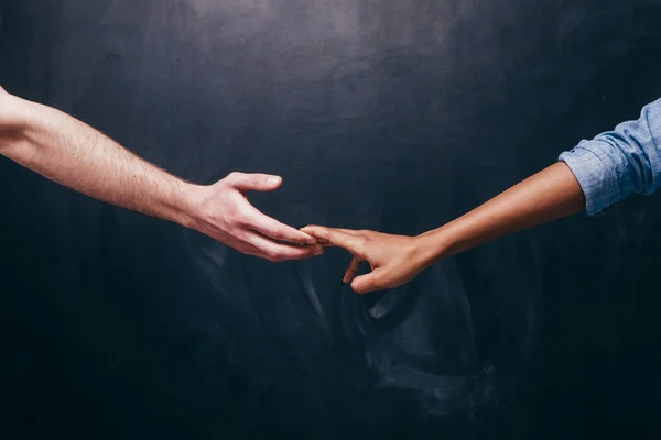 Ponowne łączenie relacji lub rozstanie. Dwie ręce — Zdjęcie stockowe
