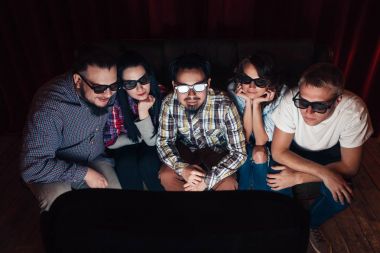 Arkadaş grubu seyretmek film içinde 3d gözlük zevk
