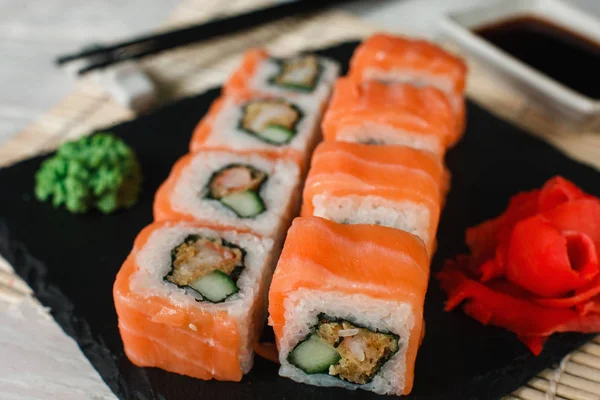 Sushi con salmone, primo piano. Cibo nazionale giapponese — Foto Stock