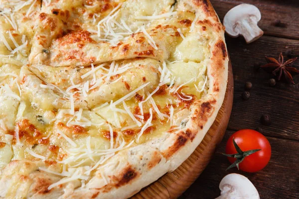 Закрыть пиццу со свежим сыром, итальянский фаст-фуд — стоковое фото