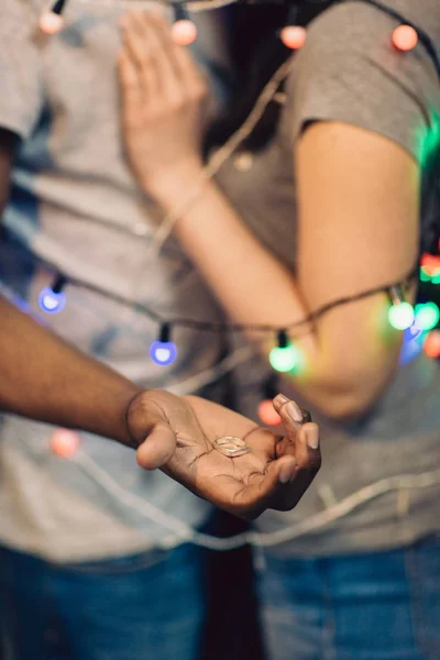 Pedido de casamento, homem com anel. Casal apaixonado . — Fotografia de Stock