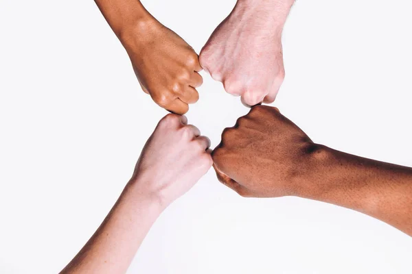 Interracial amigo, branco e preto mãos juntos — Fotografia de Stock