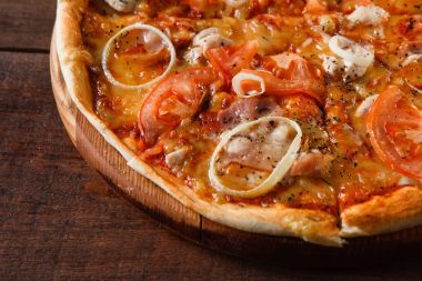 Ahşap masa portre üzerinde nefis pizza taze pişmiş