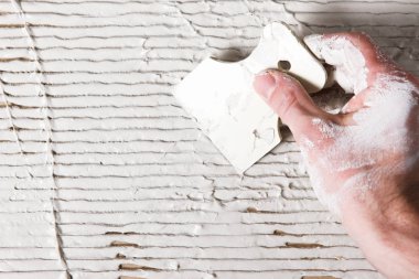 İş sıvama. Spatula ile el sıva yaymak