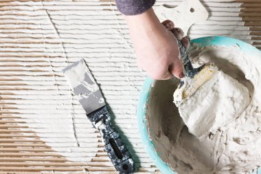 İşçi el spatula ve sıva, yapı çalışma