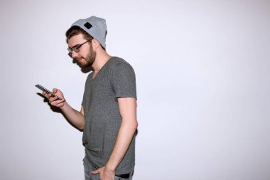 Hipster telefona İnternet sörf