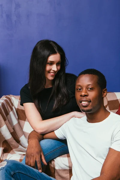 Feliz sorrindo jovem casal no sofá, lazer em casa — Fotografia de Stock