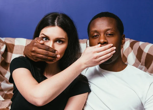 Casal inter-racial, homem e mulher não contar segredo — Fotografia de Stock