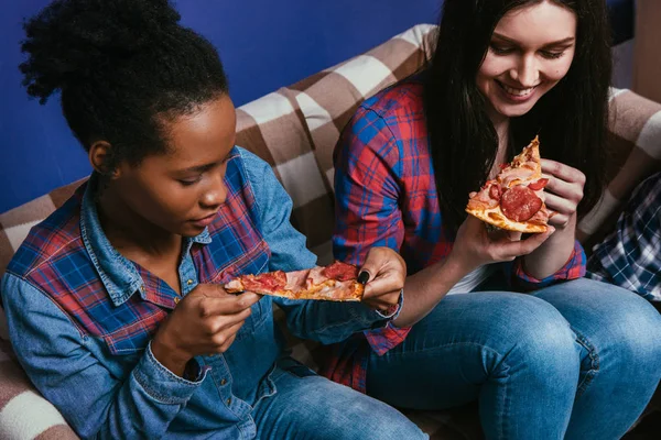 Blanco y negro mujer disfrutar de comer pizza, primer plano — Foto de Stock