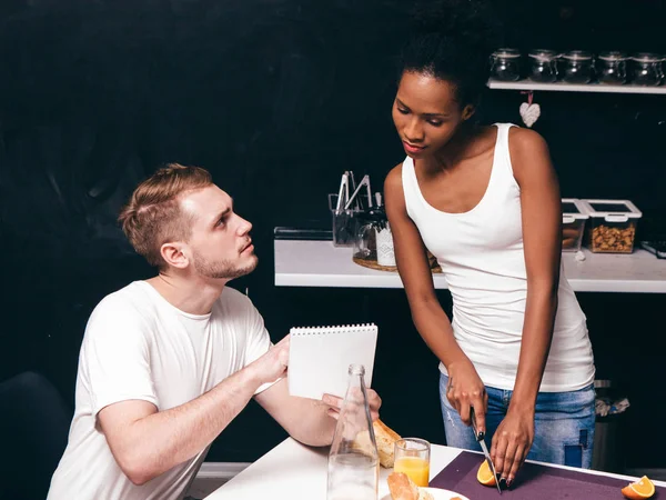 Hombre, mujer cocinar juntos en la cocina, comprobar la receta — Foto de Stock