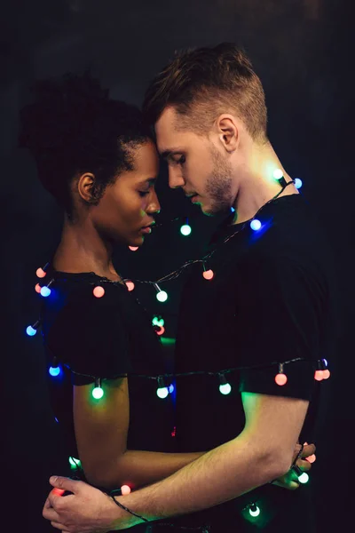 Interracial Paar gefesselt, Zweisamkeit und zärtlich — Stockfoto