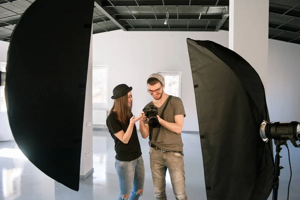 Model and photographer enjoy photos on camera — Stock Photo, Image