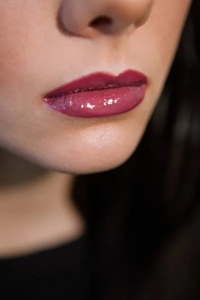 ริมฝีปากที่มีลิปสติกสีม่วงเงา — ภาพถ่ายสต็อก