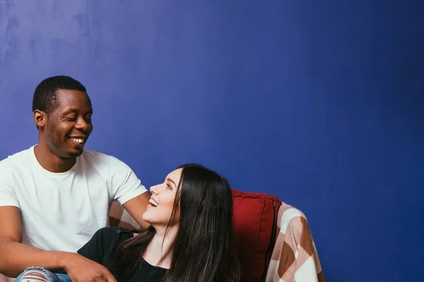 Mann und Frau lachen, wenn sie auf der Couch sitzen — Stockfoto