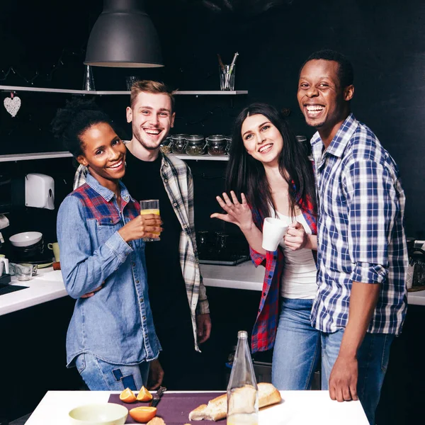 Felices amigos en la cocina, dos parejas interracial — Foto de Stock