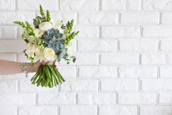 Mano da ramo con rosas blancas y suculentas — Foto de Stock