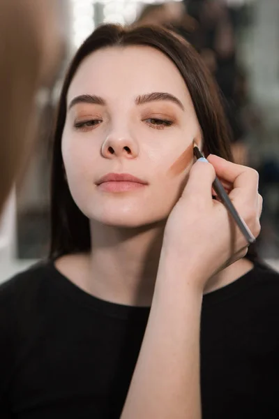 顔の輪郭を作る美容師 — ストック写真